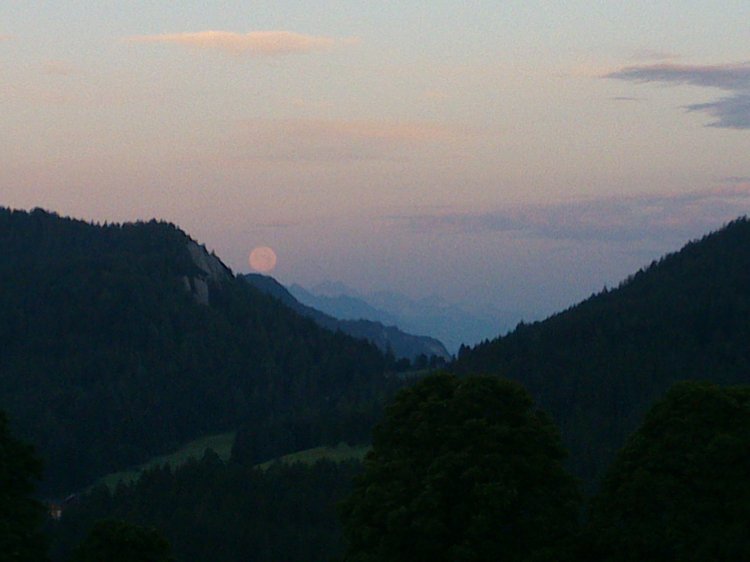 Vollmond-Untergang frühmorgens