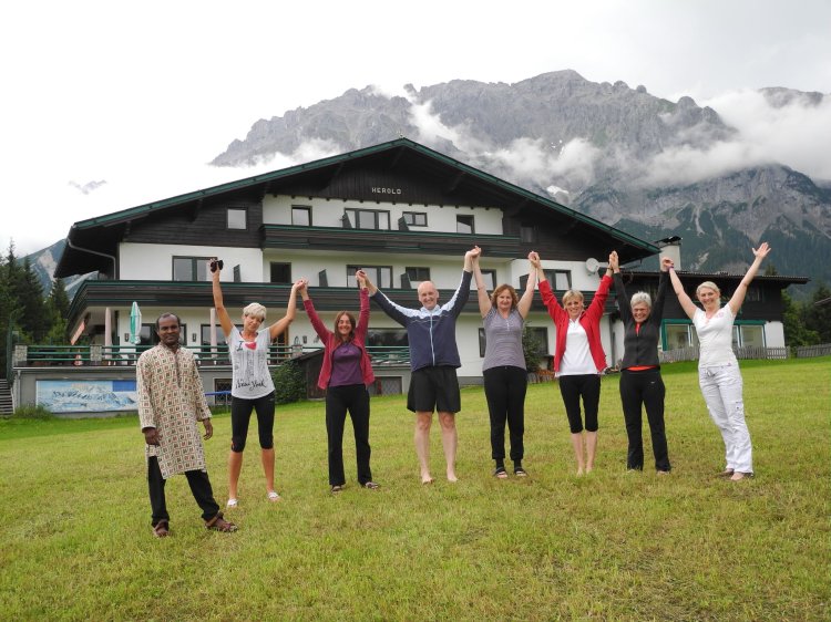 Yoga Gruppe Woche 1 vor Pension Herold